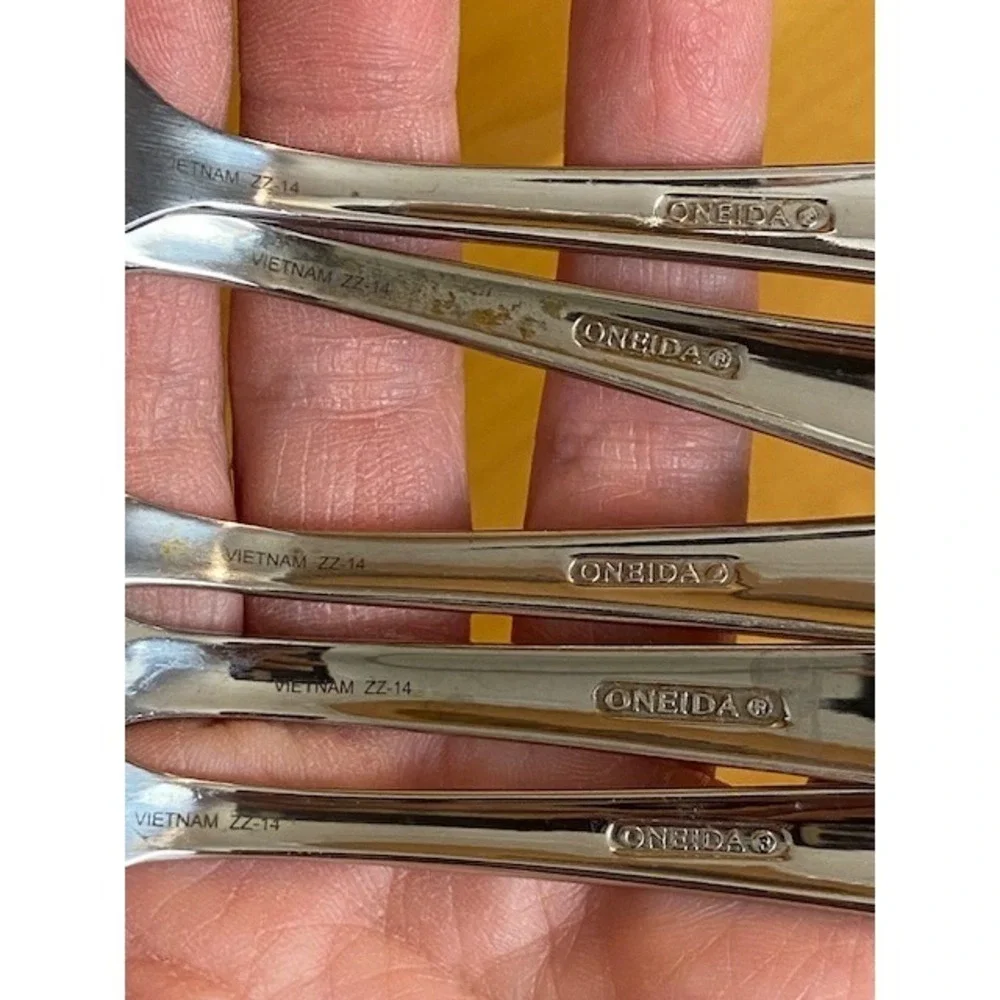 Oneida Tindra Stainless Steel Flatware 5 Piece Set Star Pattern ZZ-14 Silver